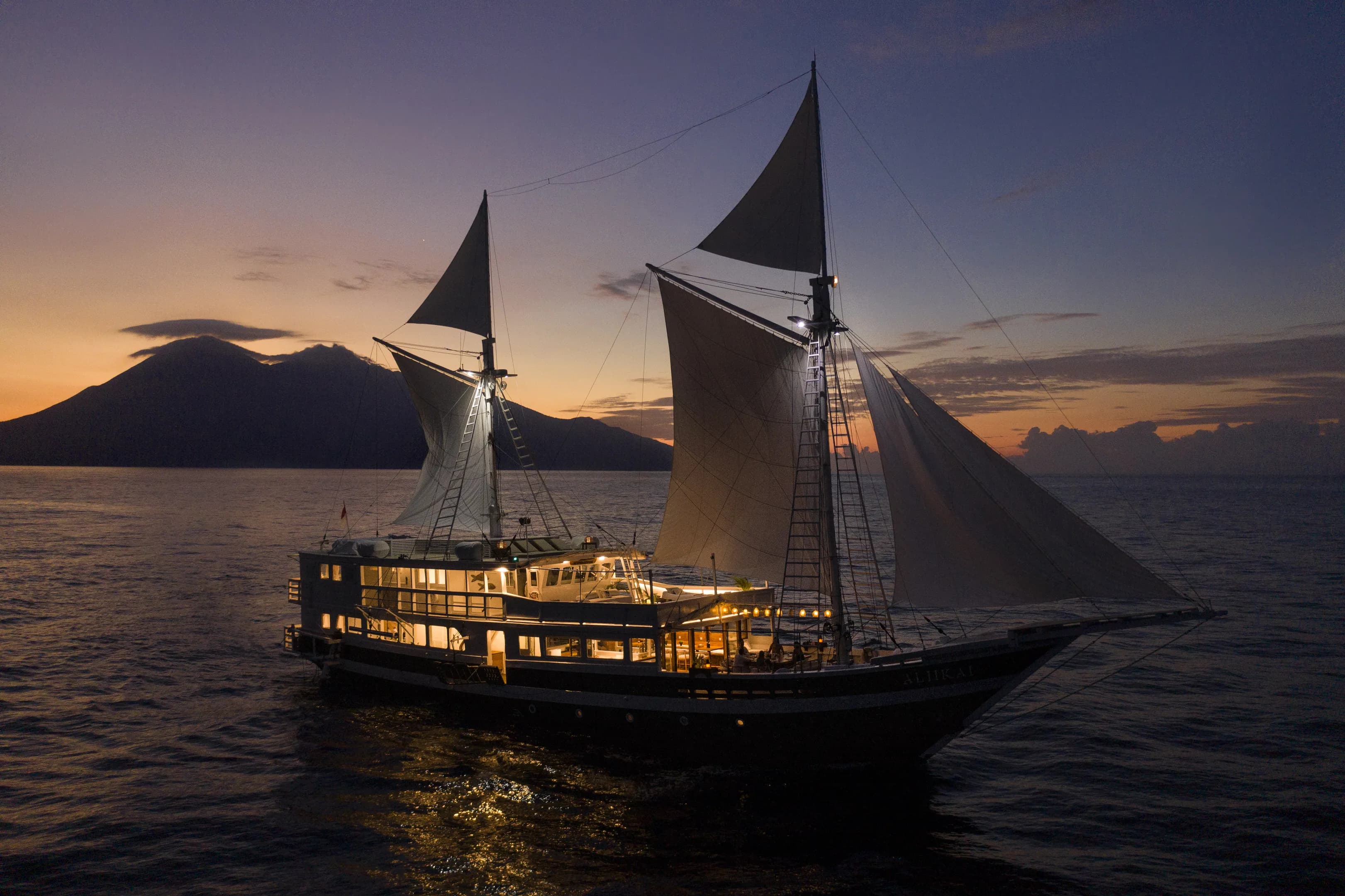 Aliikai Voyages Night