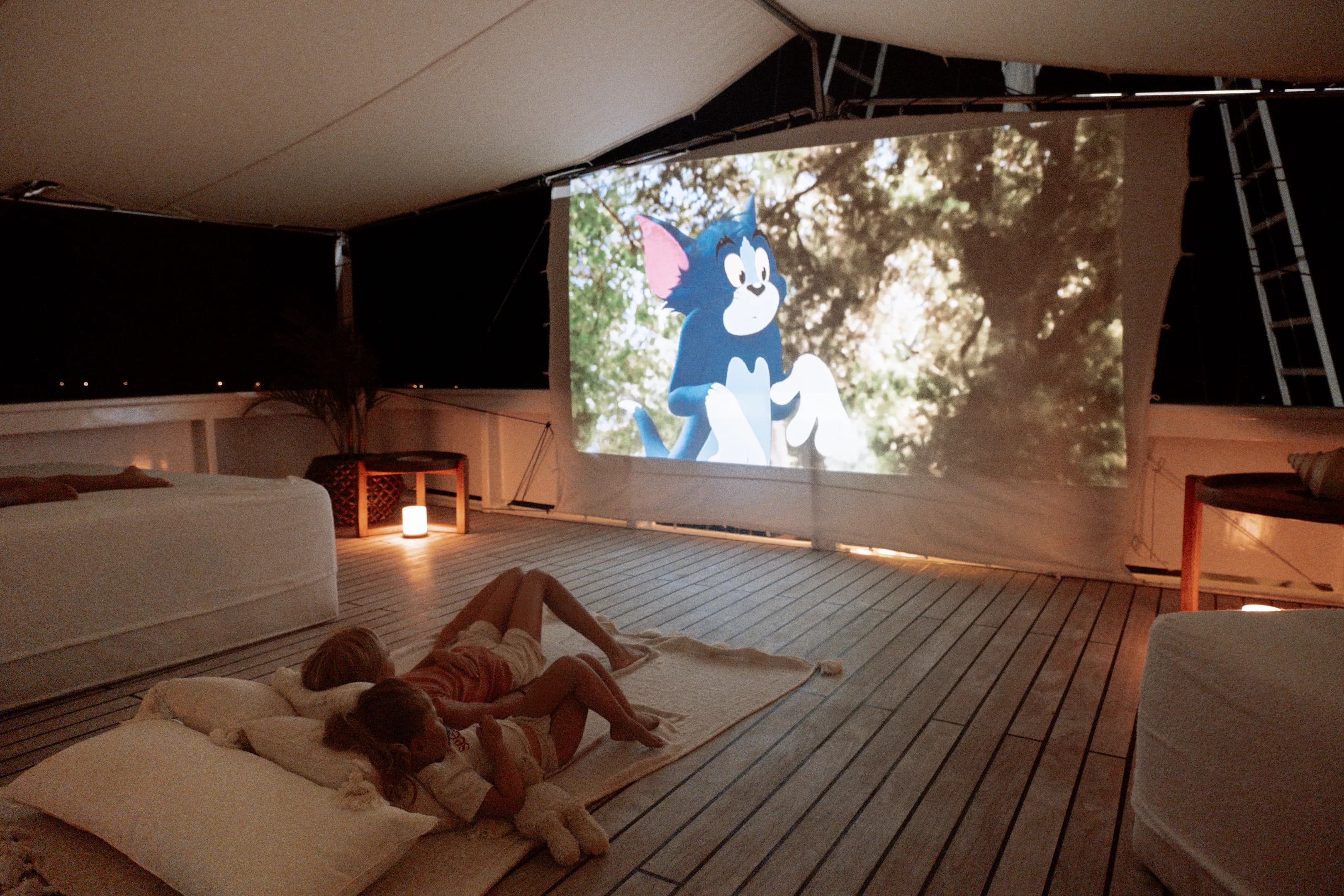 Aliikai Voyages Cinema Setup