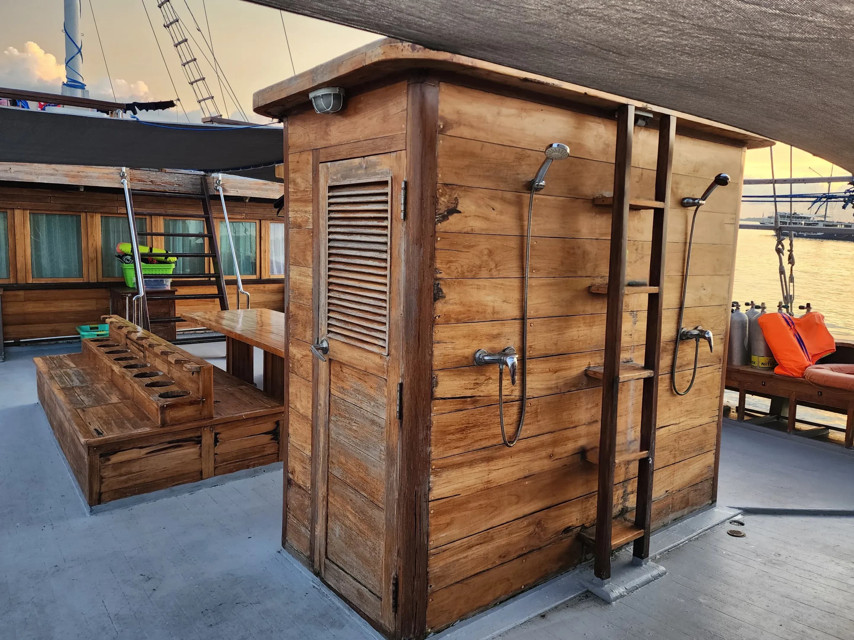 Dancing Wind Dive Deck Shower