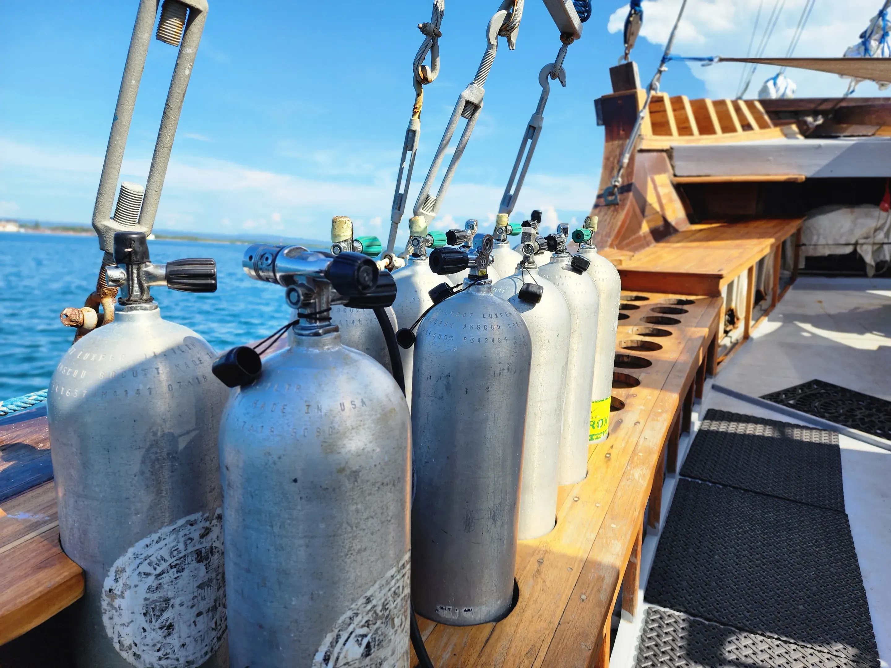 Dancing Wind Dive Deck Tanks