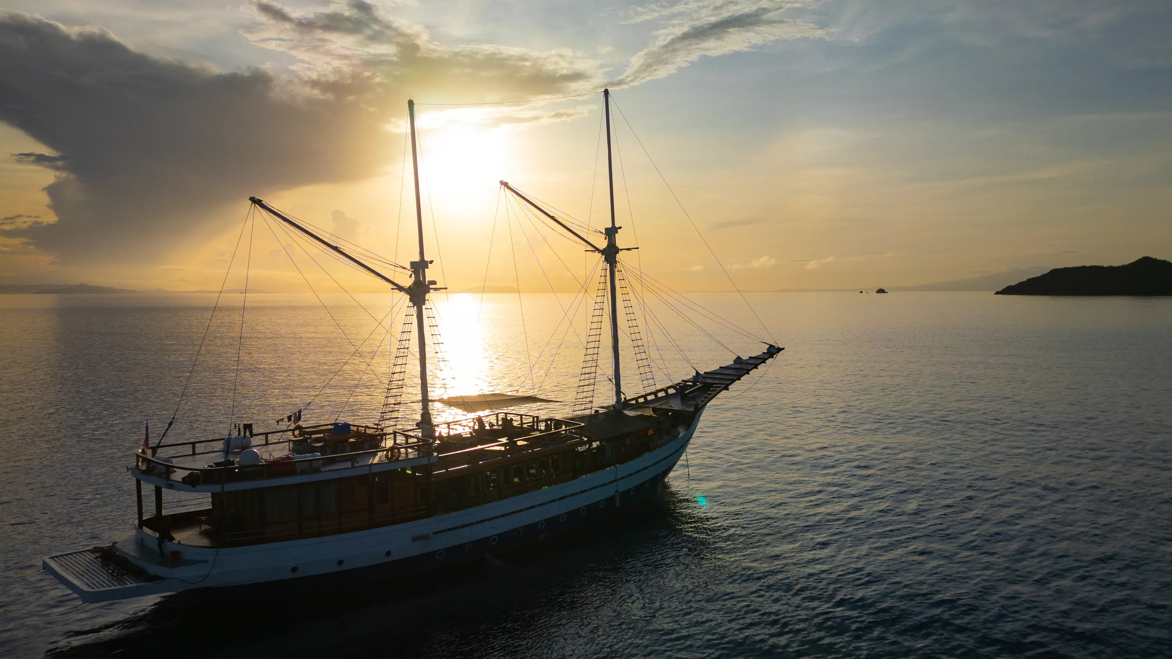 Dancing Wind Liveaboard Sunset