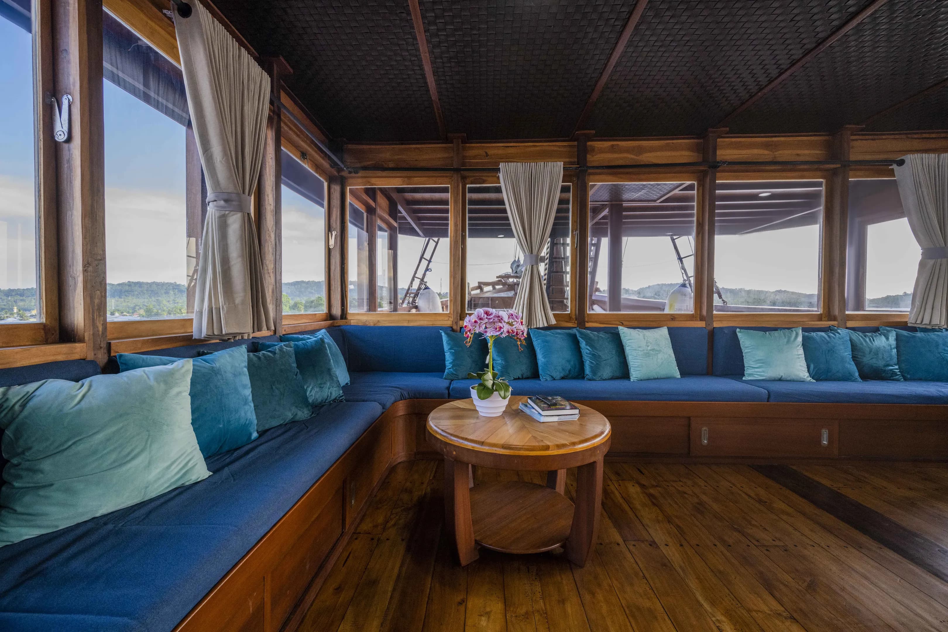 Neptune One Lounge