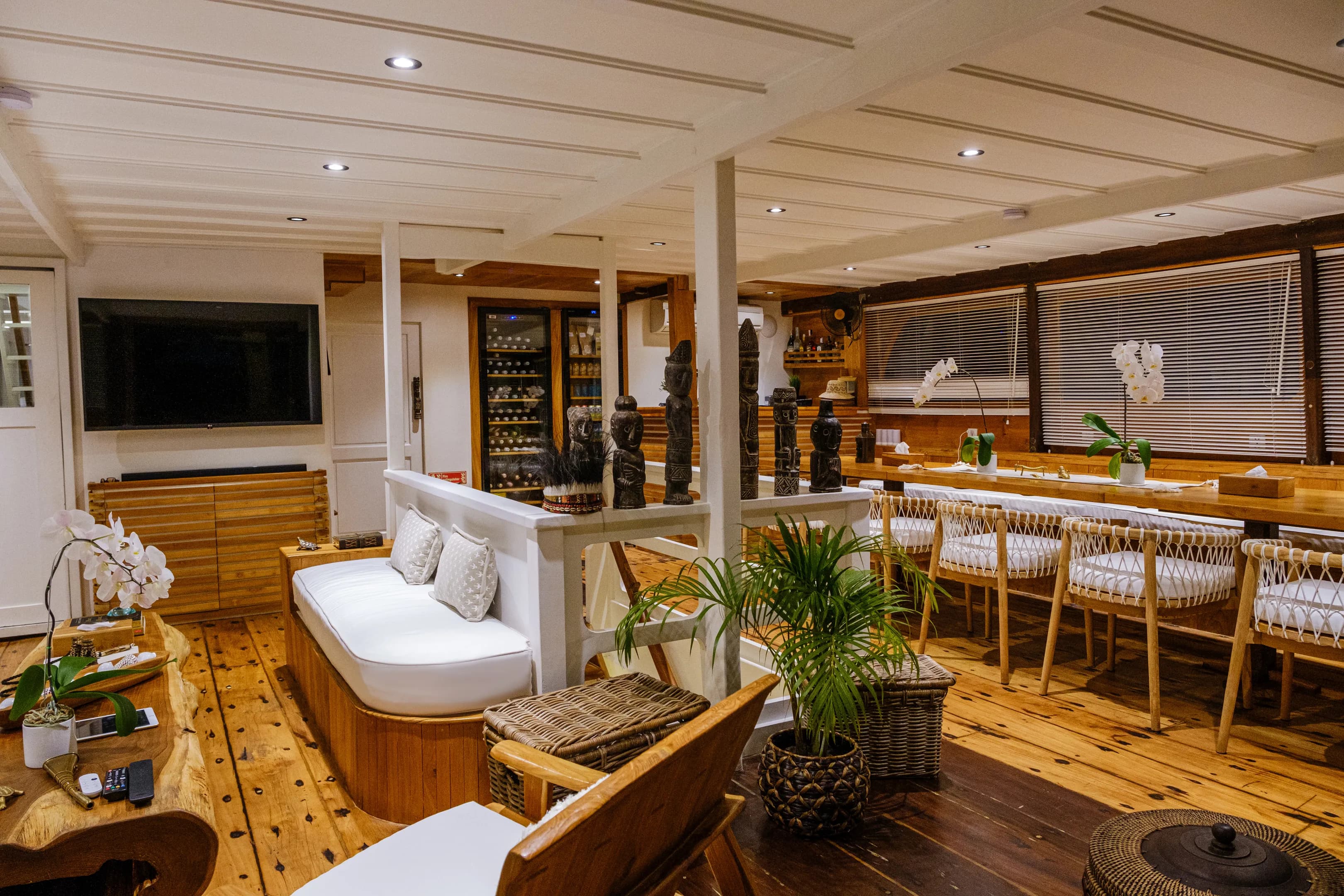 Aliikai Voyages Indoor Lounge