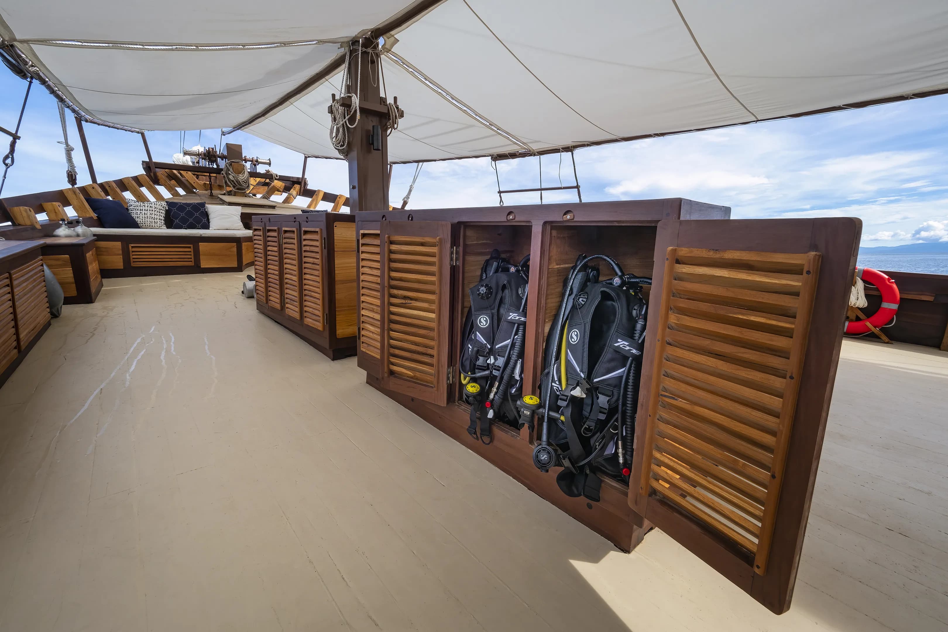 Majik Dive Deck