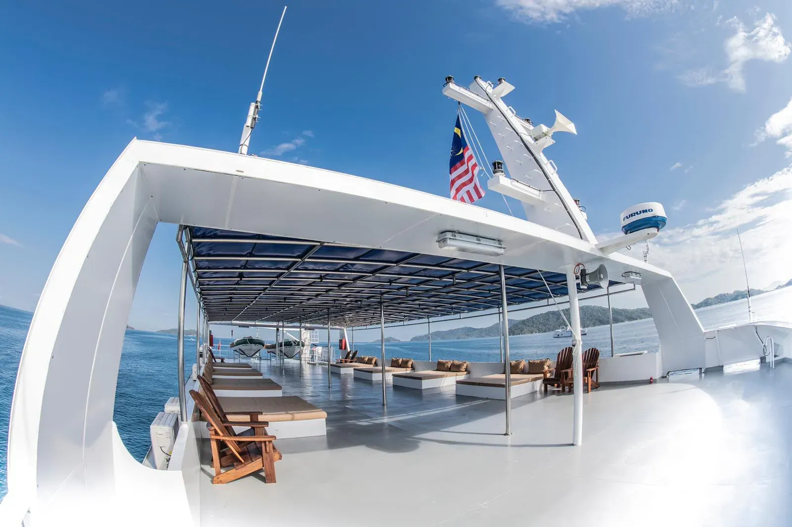 White Manta Sundeck