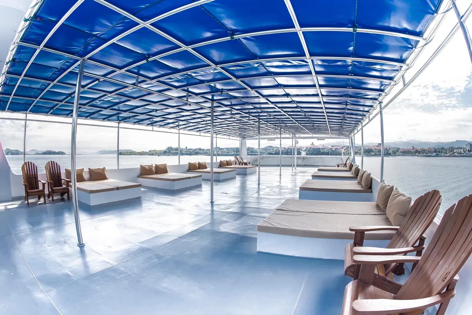 White Manta Sundeck